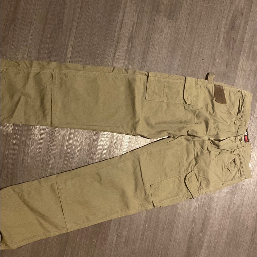 Wrangler Tan Cargo Pants with Classic Design